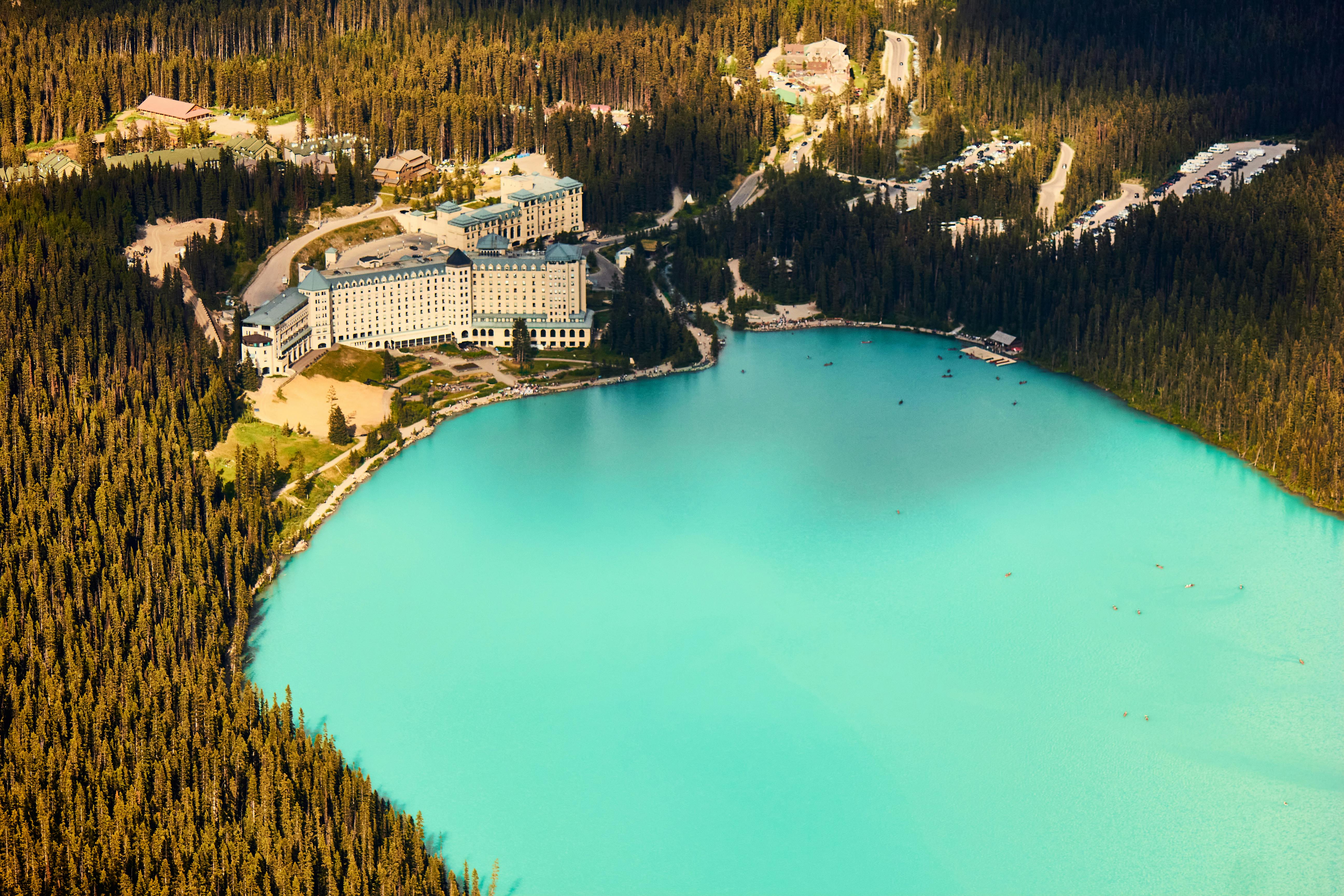 Lake Louise visto de cima nas Rochosas canadenses